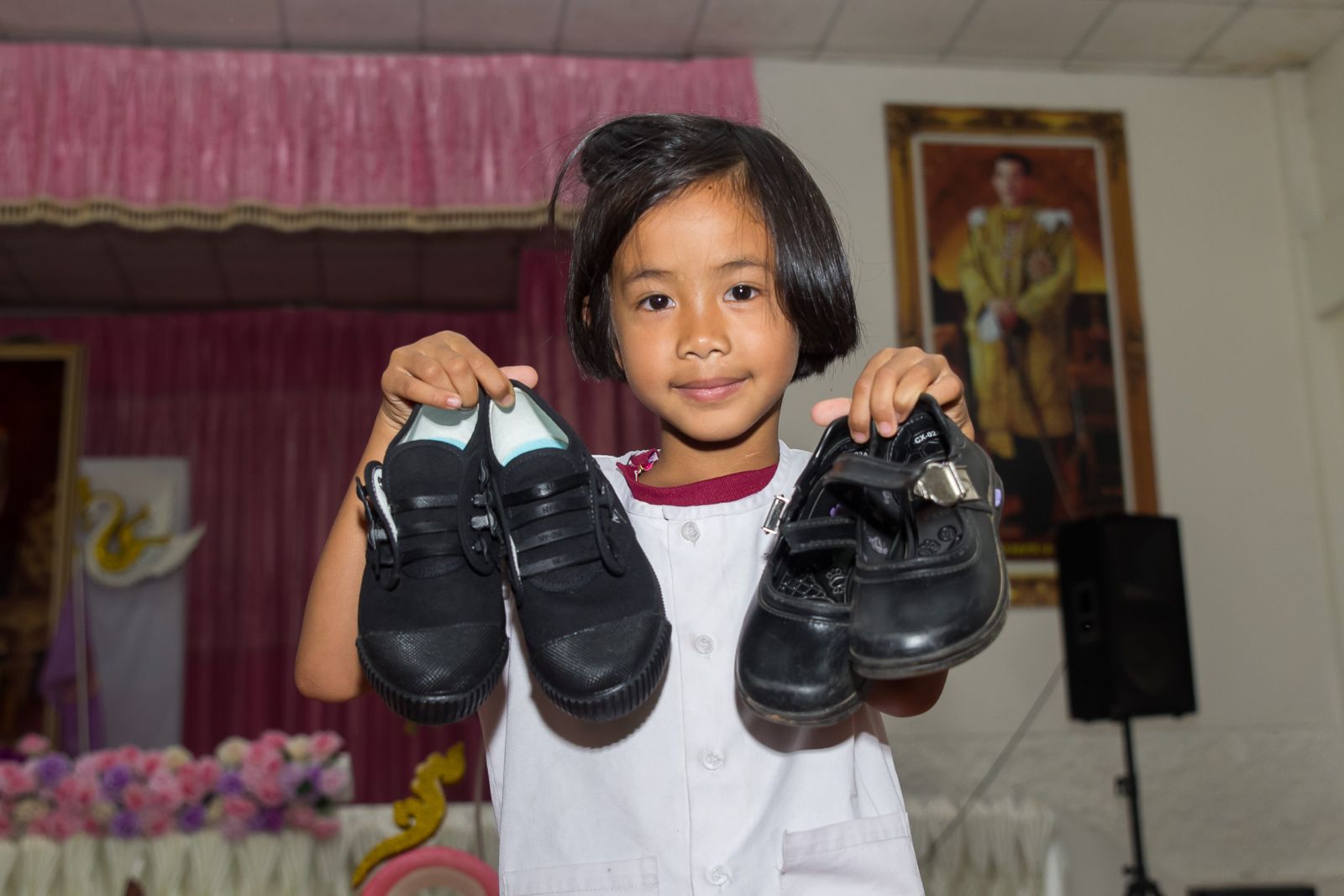 タイの田舎の子どもたちに1,000足以上の新しい生徒用靴を手渡す