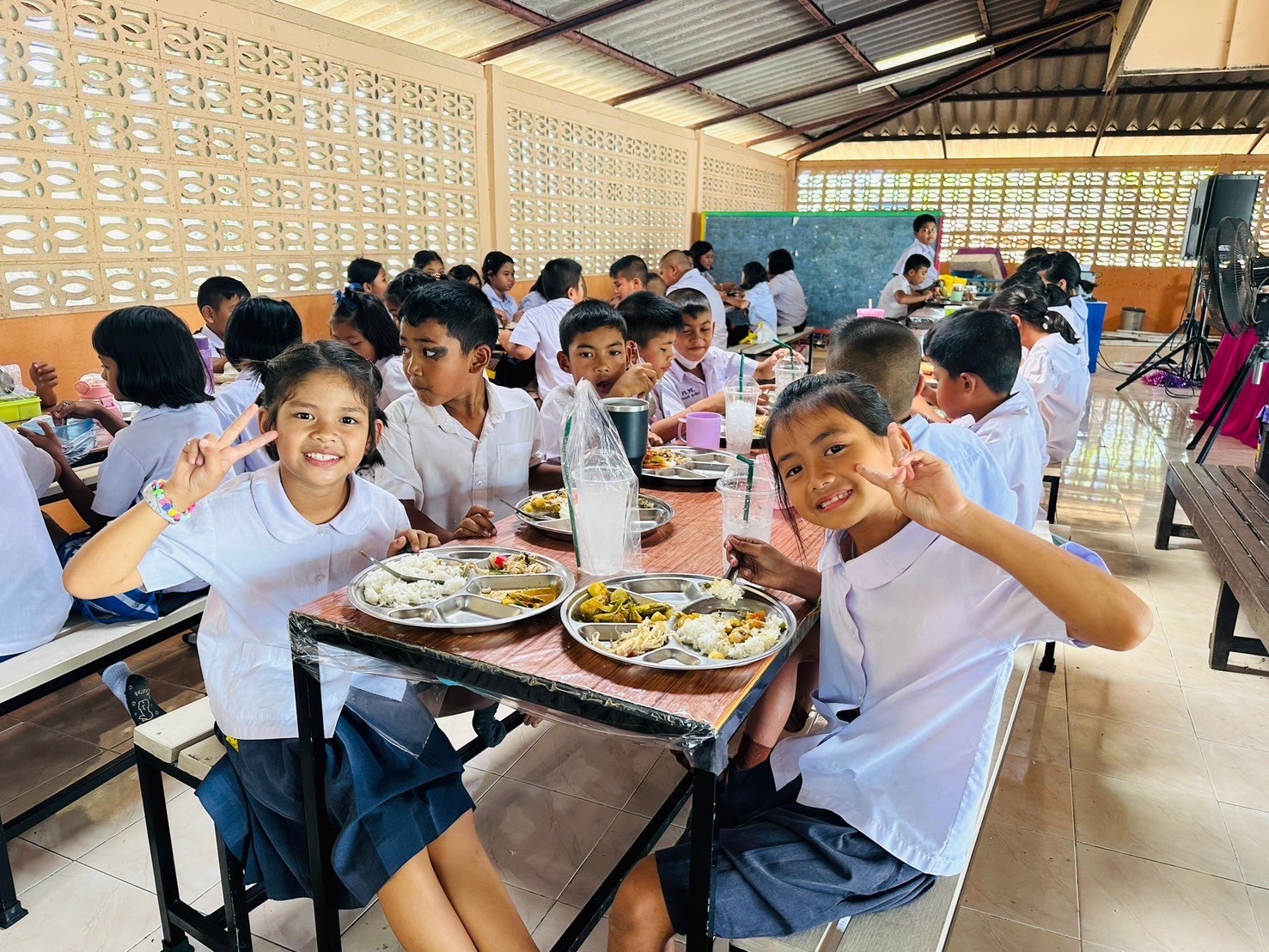 「タイの地方の小規模学校への食堂改善キャンペーン」のレポート
